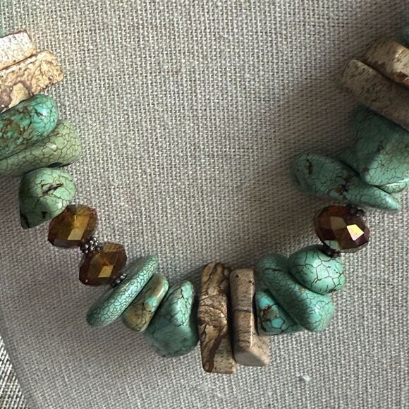 Turquoise Howlite, Agate & Faceted AB Crystals on Silver Tone Necklace. - Picture 2 of 8